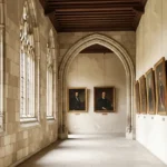 Künstlerische Darstellung des historischen Fürstengang Freising in Aquarell-Optik, mit Porträts an den Wänden.