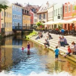 Sitzstufen an der neu geöffneten Moosach Freising, die zum Verweilen in der Altstadt einladen.
