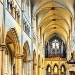 Stimmungsvolle Darstellung der Dom Konzerte Freising im Inneren einer Kathedrale mit Orgel.